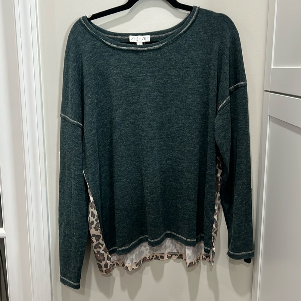 Women’s boutique blouse. Size large.